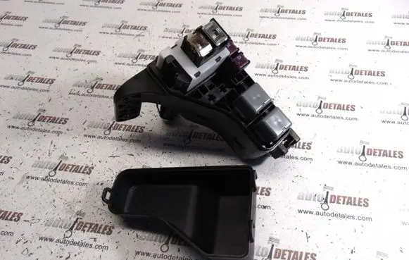 Toyota Corolla Verso AR10 Relay mounting block 