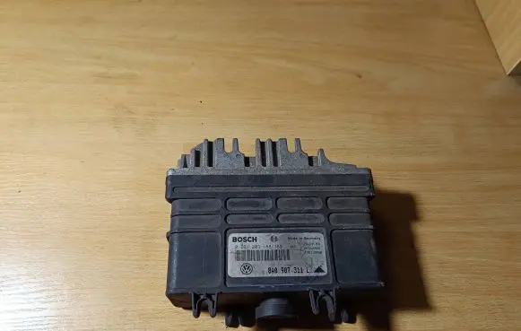 Volkswagen PASSAT B4 Engine control unit/module 8A0907311L 26SA2902 0261203188