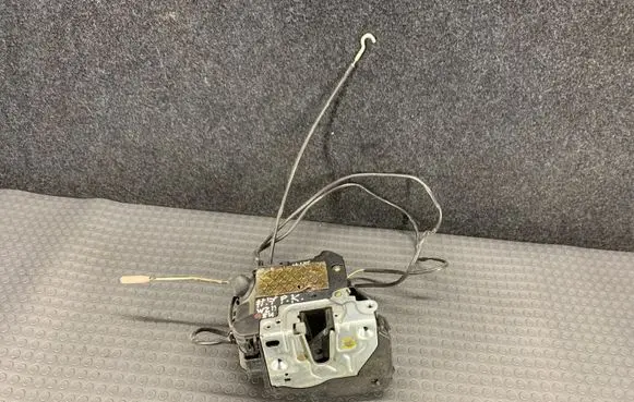 Mercedes-Benz E W211 Front door lock 2117200335