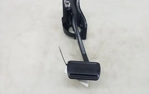 Mercedes-Benz C W204 Brake pedal A2042902101