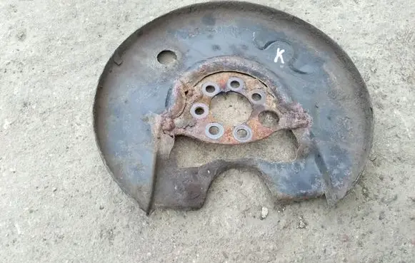 Volkswagen PASSAT B4 Rear brake disc plate dust cover 