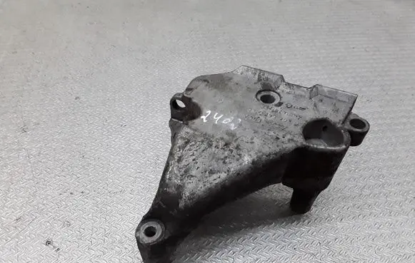 Volkswagen Touran I Engine mounting bracket 03G199207B
