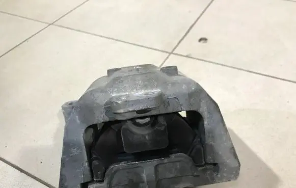 Volkswagen Golf IV Engine mount bracket 1J1199262