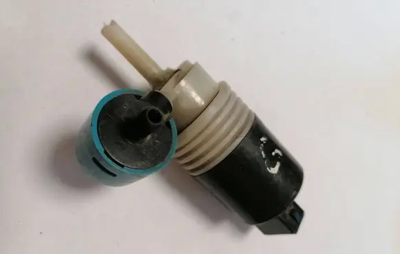 Volkswagen Golf III Windscreen/windshield washer pump 1H6955651