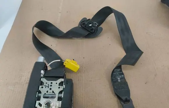 Volkswagen Touran II Front seatbelt 191857827