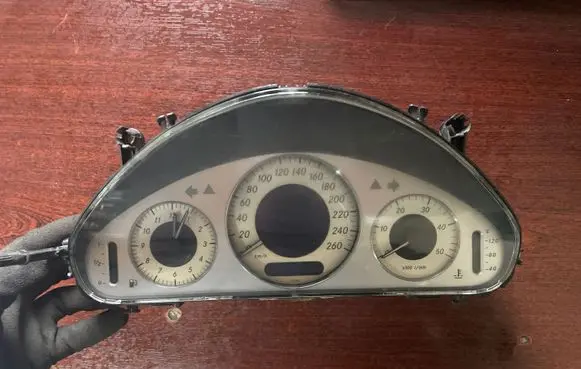 Mercedes-Benz E W211 Speedometer (instrument cluster) A2115403611