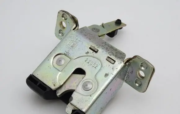 Opel Astra F Tailgate/trunk/boot lock/catch/latch 90381891