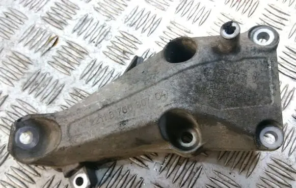 BMW 1 E81 E87 Engine mounting bracket 6760307