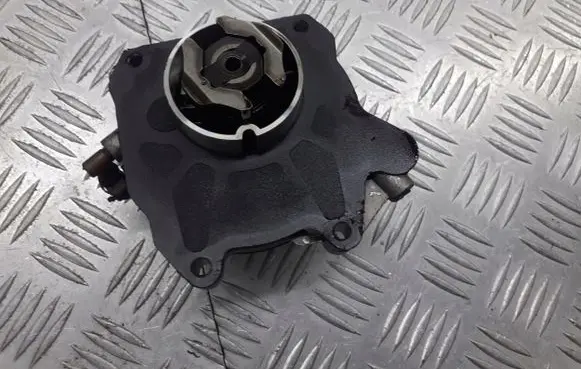 Opel Zafira B Vacuum pump