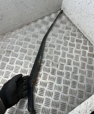 Front wiper blade arm