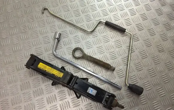Lexus LS 460 - 600H Lift Jack 