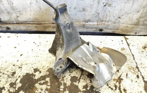 Engine mounting bracket