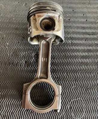 Nissan Qashqai+2 Piston with connecting rod KV9