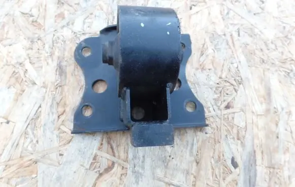 Infiniti G20 Engine mount bracket