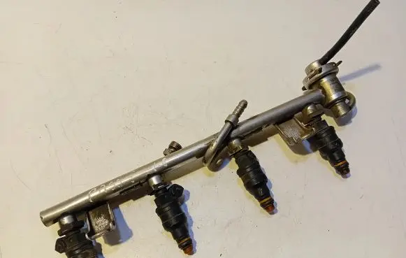 Volkswagen PASSAT B5 Fuel main line pipe 058133681