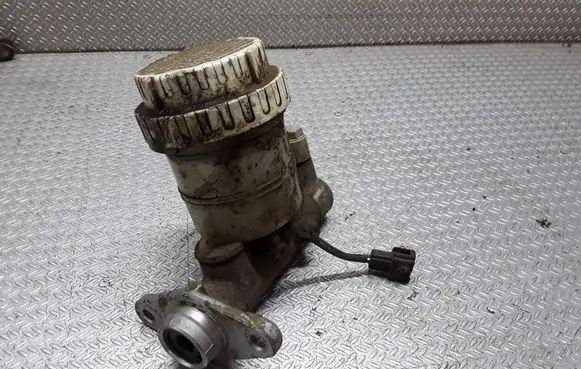 Mitsubishi Pajero Master brake cylinder