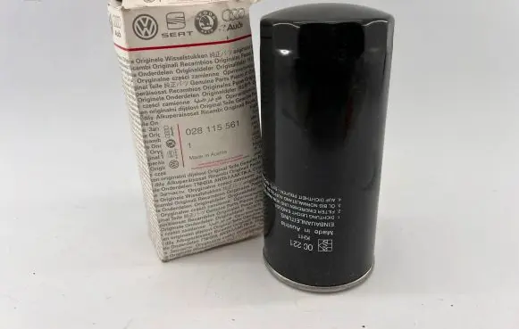 Audi 80 90 S2 B4 Oil filter cover 028115561