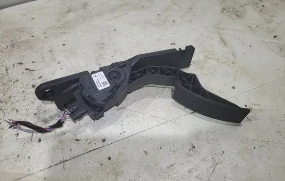 Accelerator throttle pedal