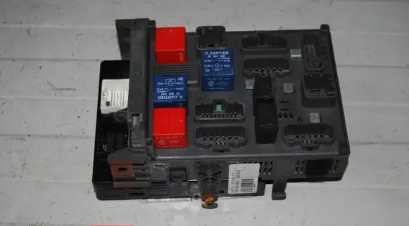 Renault Laguna II Fuse module 8200141165