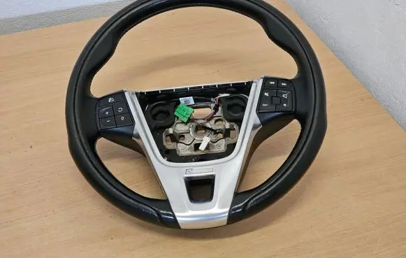 Volvo V40 Steering wheel p31332927