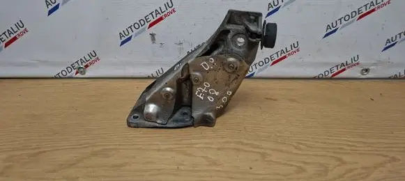 Engine mounting bracket