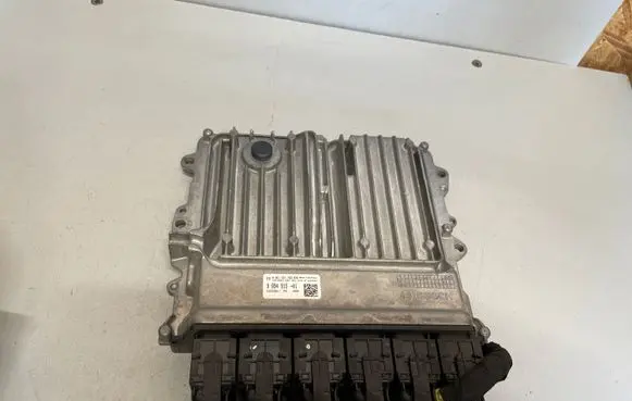 BMW 5 G30 G31 Engine control unit/module 9894915 0261S21763