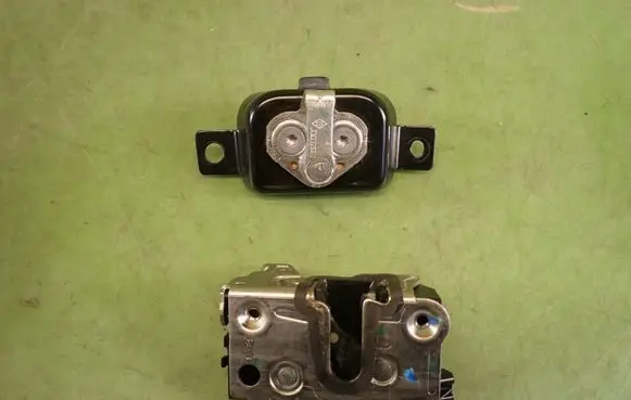 Dacia Dokker Rear door lock 825704845R