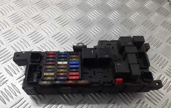 Volvo S80 Fuse box cover 8678449