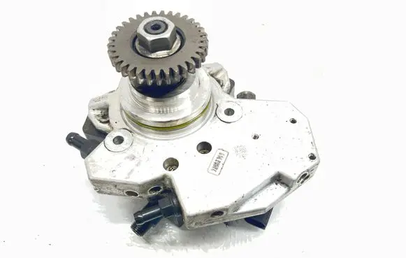 Mercedes-Benz E W211 Fuel injection high pressure pump A6420700201