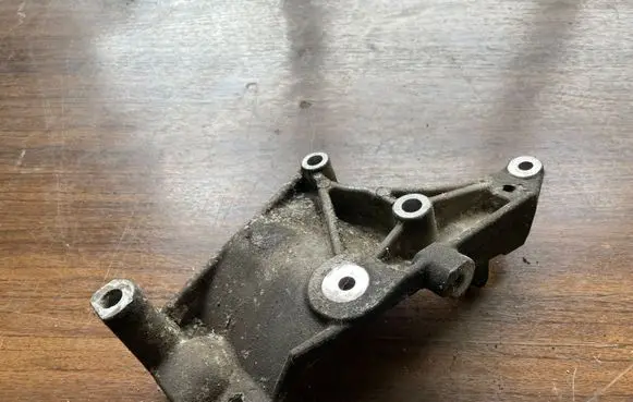 Chrysler Sebring (ST-22 - JR) A/C compressor mount bracket 04792415AB