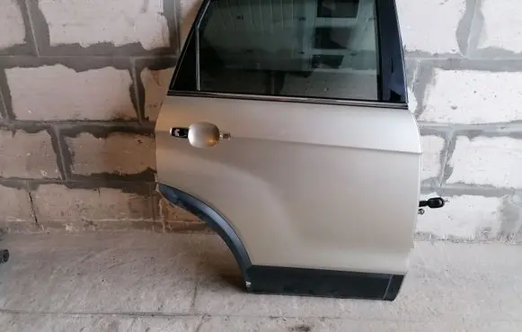 Chevrolet Captiva Rear door