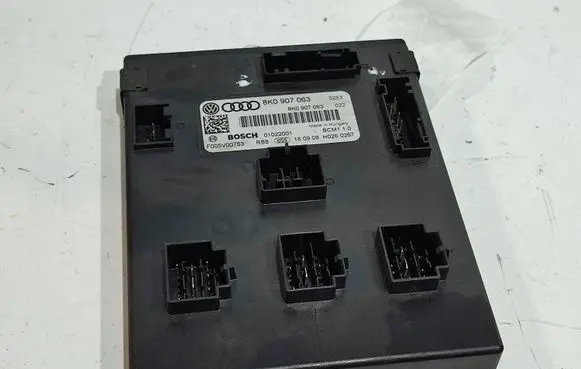 Audi A4 S4 B8 8K Comfort/convenience module 8K0907063 01022001 F005V00753