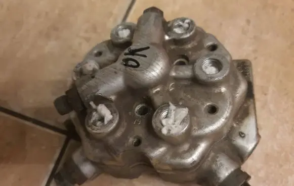 Mercedes-Benz E W124 Fuel distributor 0438101044 AT0010