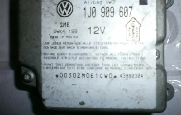 Volkswagen PASSAT B5 Airbag control unit/module 1J0909607 5WK4199VW3