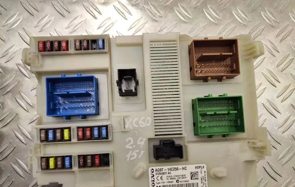Volvo XC60 Fuse module AG9T14C256HC AAF01125TP