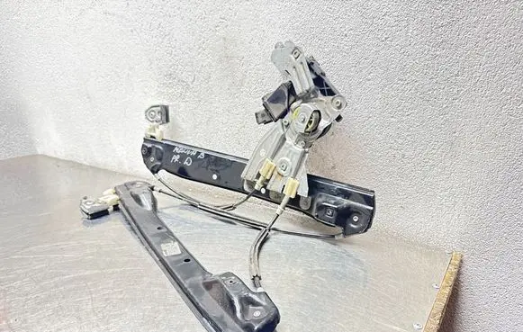 Opel Meriva B Front door window regulator with motor M11279