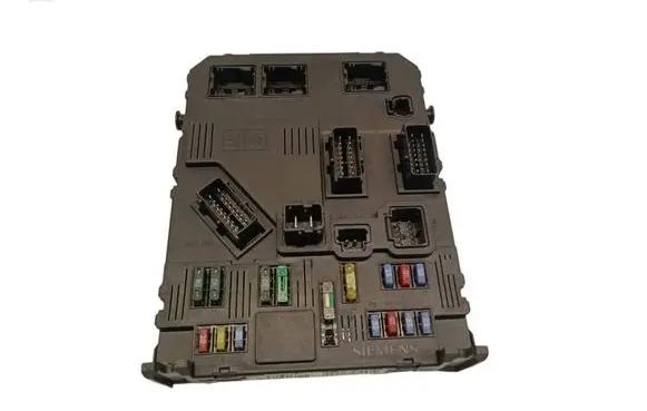 Peugeot 407 Fuse module 9655708480 00C0S1S8
