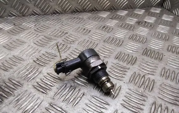 Renault Trafic II (X83) Fuel pressure regulator H8200426552 0281002753
