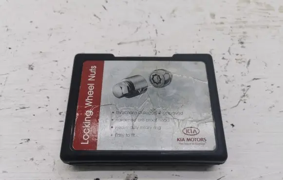 KIA Sportage Anti-theft wheel nuts and lock 