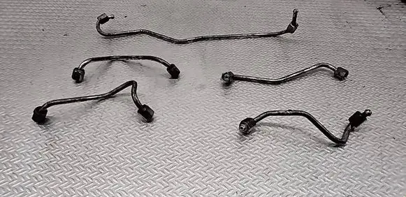 Toyota Corolla Verso AR10 Fuel injector supply line/pipe