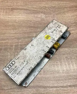 Audi A4 S4 B6 8E 8H Aerial antenna amplifier 8E0035225P