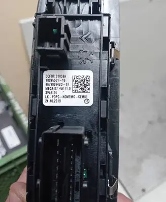 Peugeot 208 Electric window control switch 1002555116