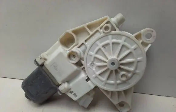 Mercedes-Benz C W204 Front door window regulator motor A2048200142 971219100