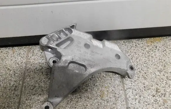 Volkswagen Golf VI Engine mounting bracket