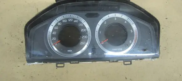 Volvo V70 Speedometer (instrument cluster) 31270367AA