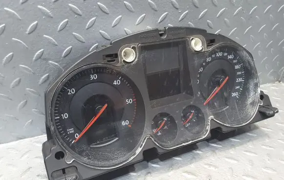 Volkswagen PASSAT B6 Speedometer (instrument cluster) 3C0920860N