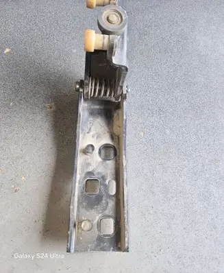 Renault Trafic III (X82) Sliding door middle roller runner 93451715 777645238R