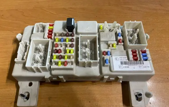 Ford Kuga I Fuse module 7M5T14A073JE 97RA000001 308519200513