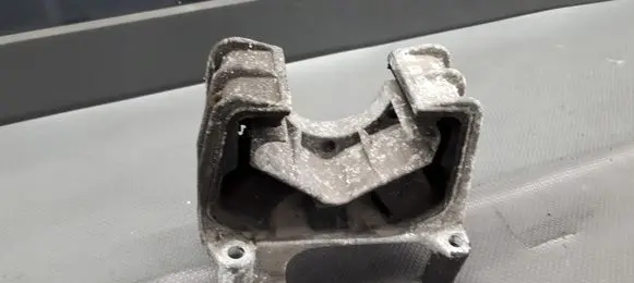 Opel Vectra B Engine mounting bracket 742663-02