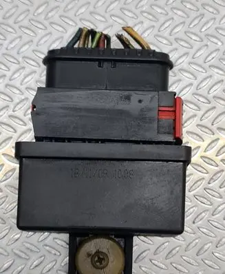 Peugeot 207 Fuel pump relay 240107